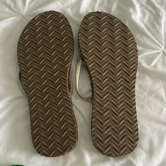 Vera Bradley Flip Flops 3 pair - Picture 7 of 8